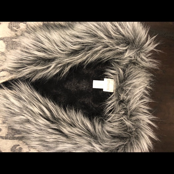 Beautiful coat - Picture 2 of 6